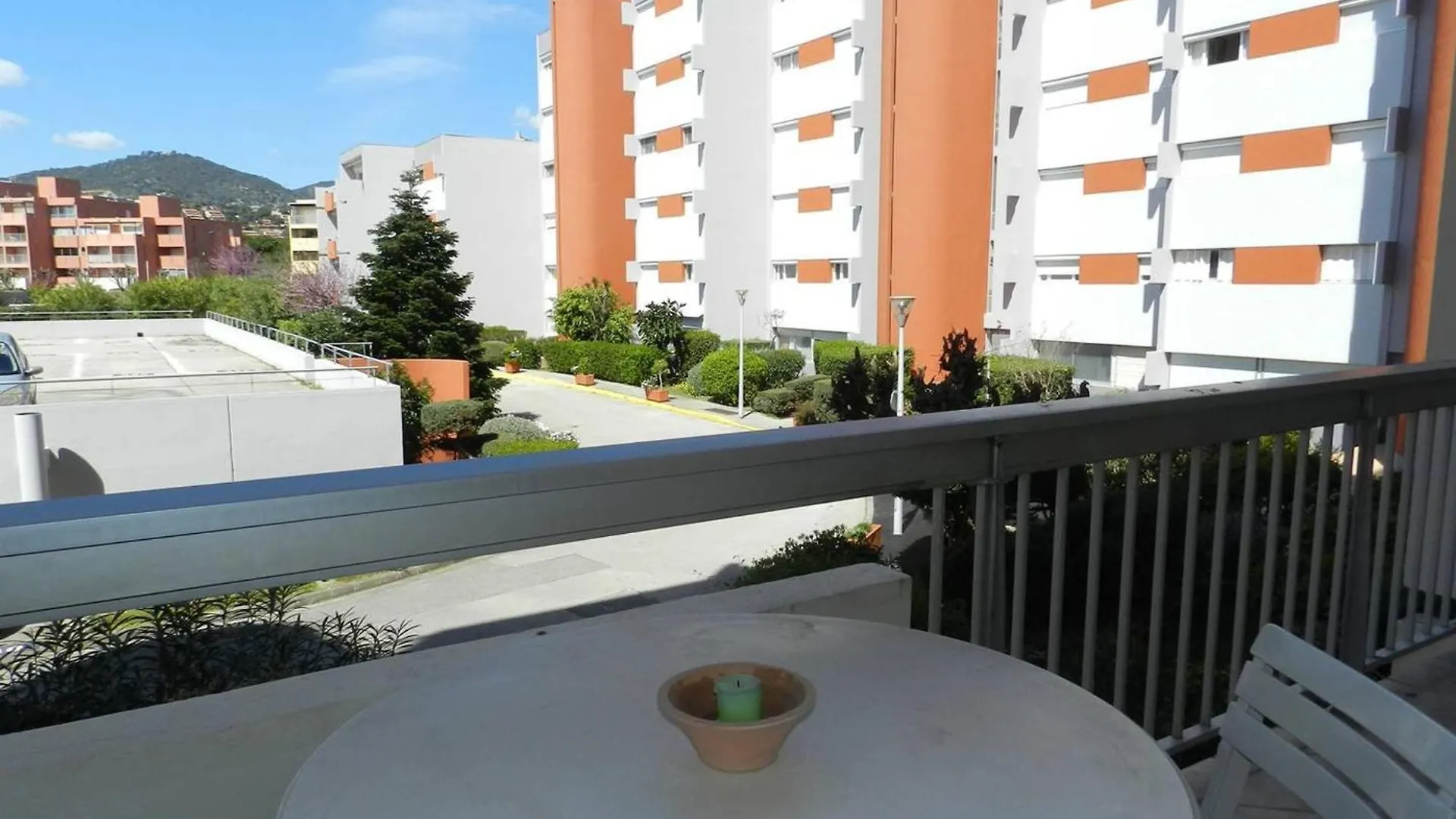 Apartment Studio Avec Terrasse, Parking Privatif Et Proche Plage - Le Lavandou - Fr-1-251-772